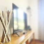 Parking,wifi, Netflix - Sunny Sea View Haven Apartment *