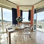 Apartment Parking,wifi, Netflix - Sunny Sea View Haven *