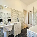 Parking,wifi, Netflix - Sunny Sea View Haven *