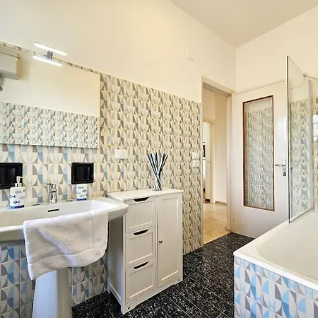 Parking,wifi, Netflix - Sunny Sea View Haven *