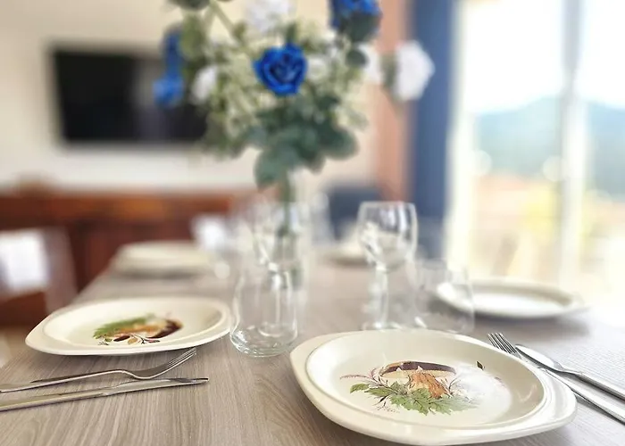 Parking,wifi, Netflix - Sunny Sea View Haven