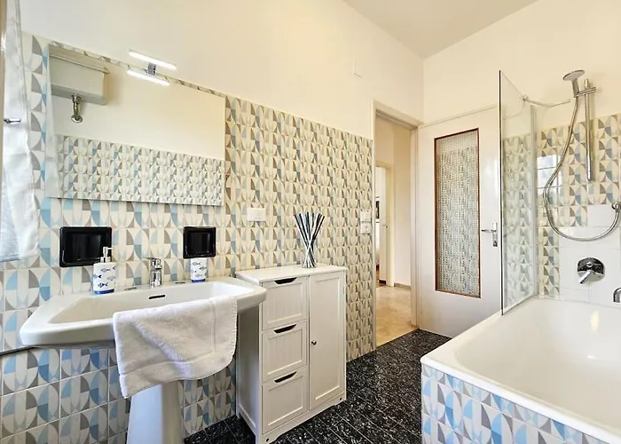 Parking,wifi, Netflix - Sunny Sea View Haven *